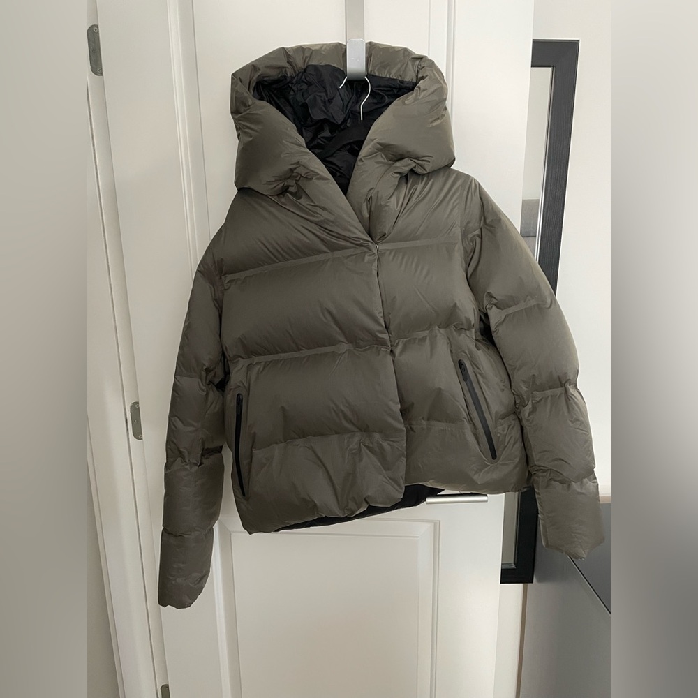 lululemon athletica Women's Puffer Jacket in Dark Gray - Picture 9 of 12